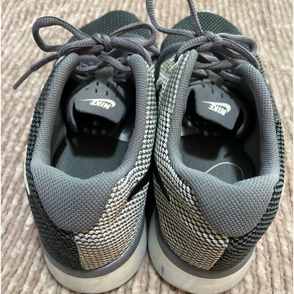 Nike  women size 8.5  still lots of life left in these shoes. - Picture 3 of 5